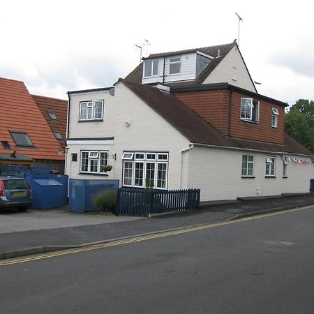 Penryn Guest House, Ensuite Rooms, Free Parking And Free Wifi Стратфорд-апон-Эйвон Экстерьер фото